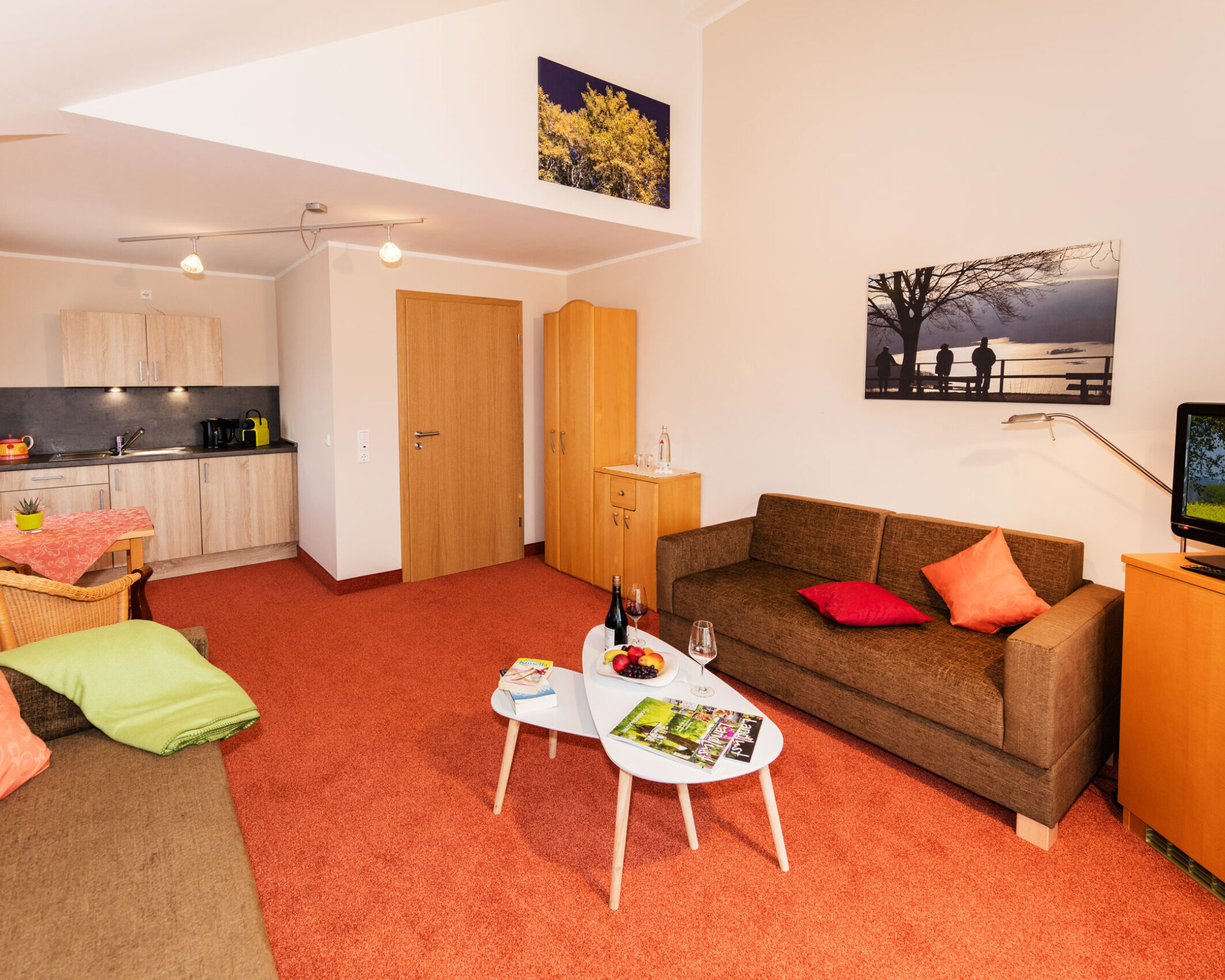 Apartment im Hotel Haus Seeblick in der Eifel mit separatem Schlafzimmer, Balkon und Wohnbereich.