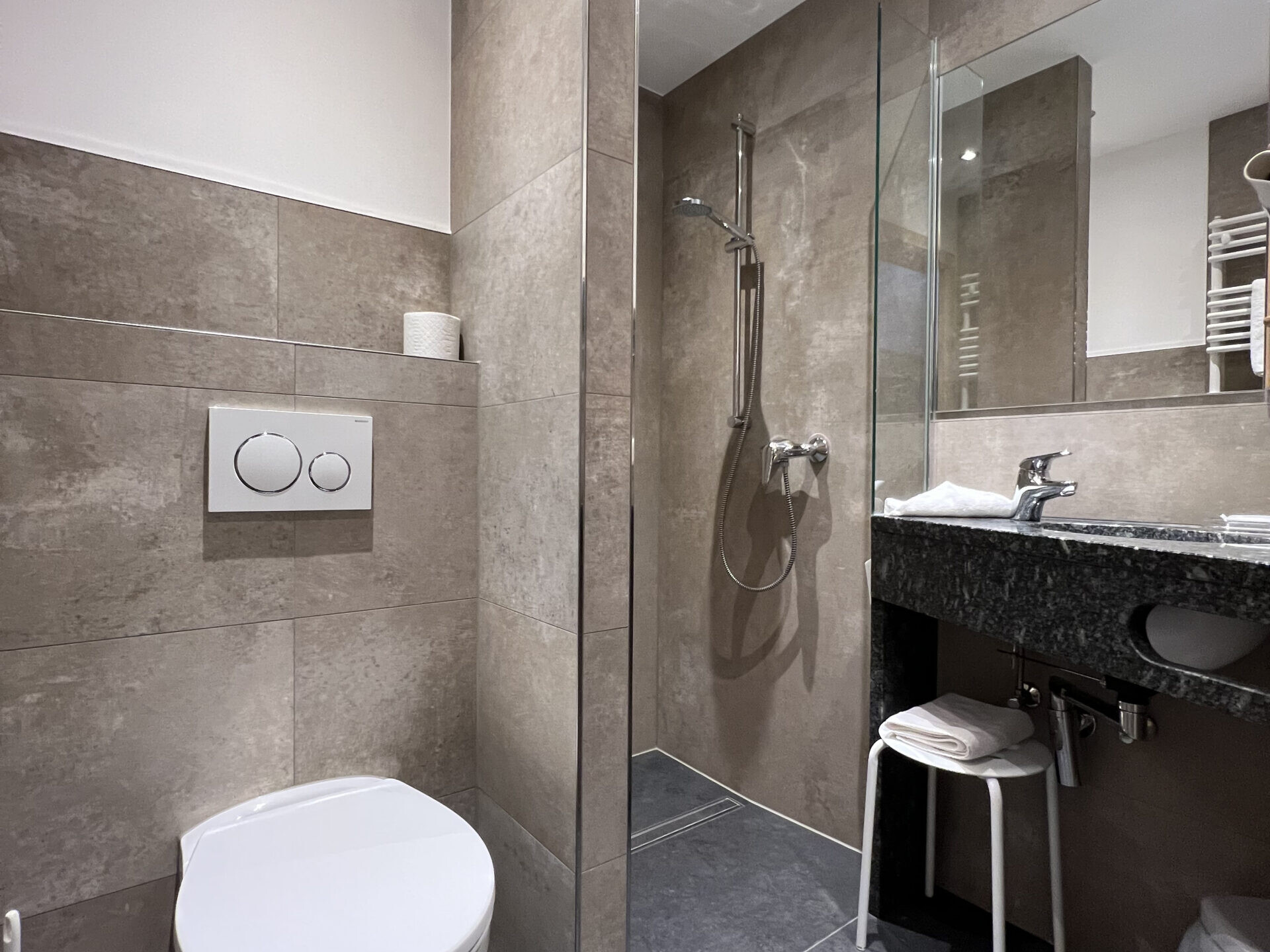 Modernes Bad im Einzelzimmer Komfort im Hotel Haus Seeblick in der Eifel.