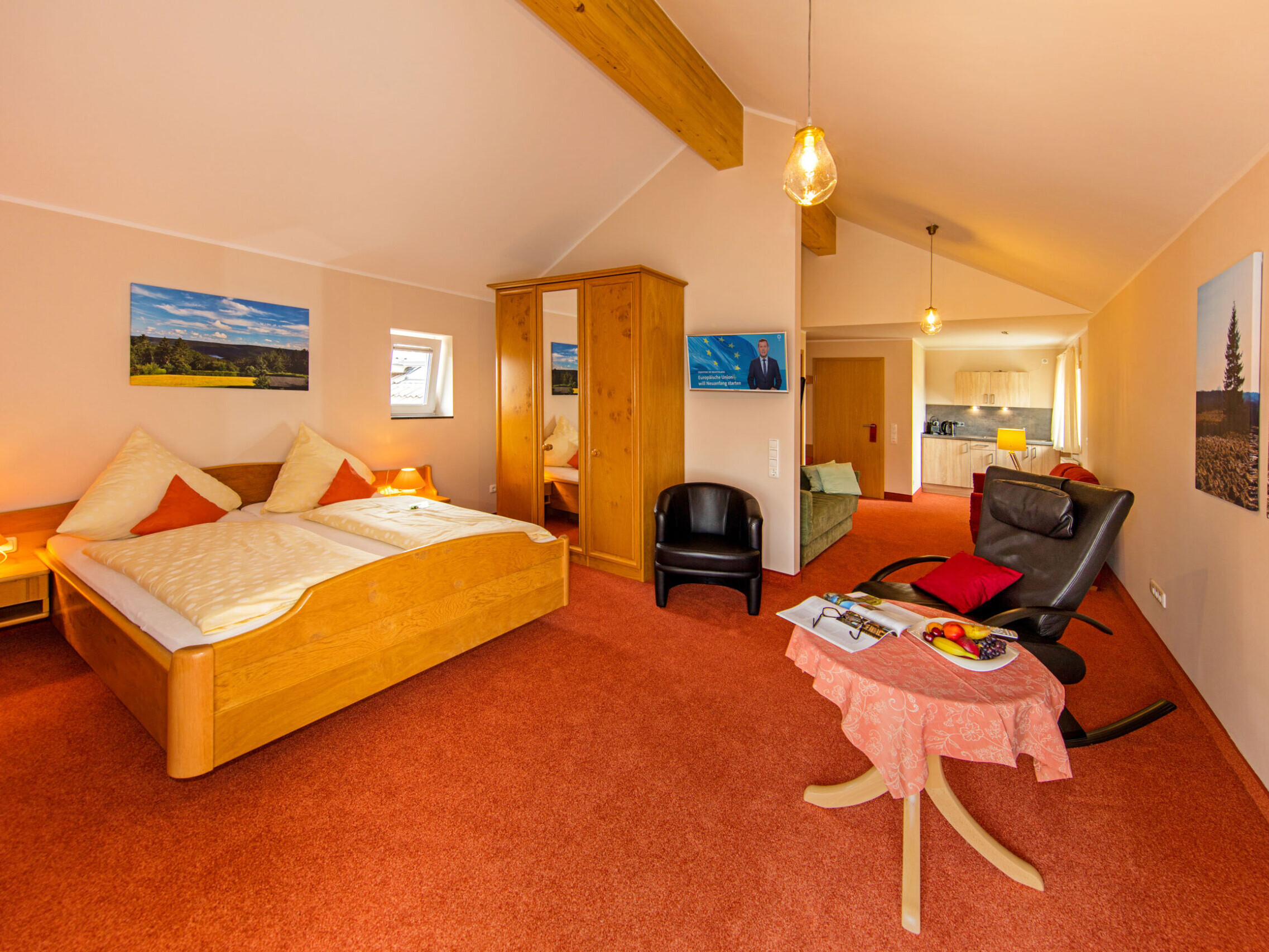 Junior Suite im Eifel Hotel Haus Seeblick mit Sitzgruppe, Balkon und modernem Bad.