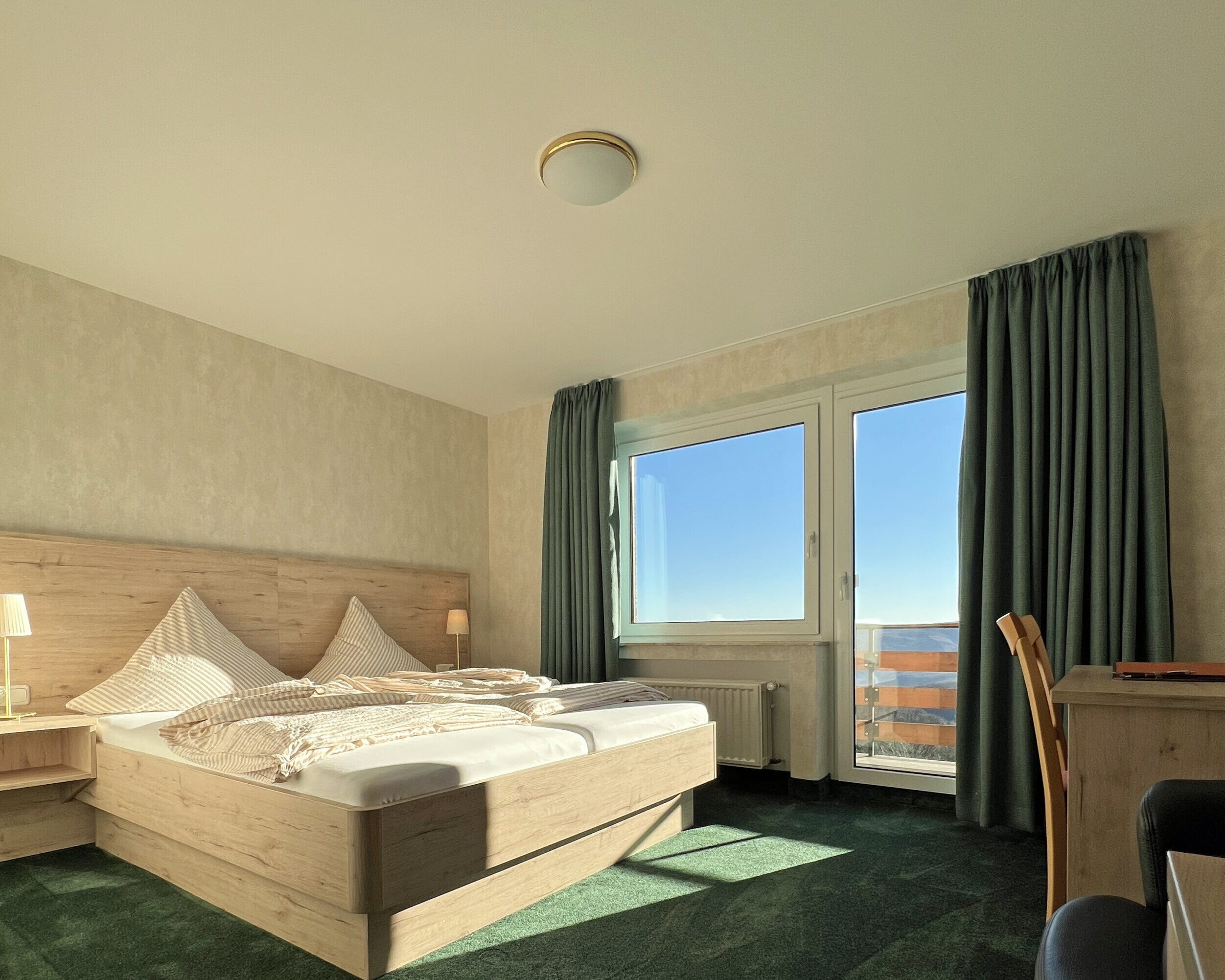 Doppelzimmer Komfort plus im Hotel Haus Seeblick mit Balkon, Seeblick und modernem Bad.